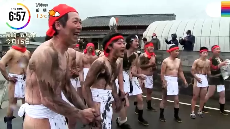 《長崎奇妙祭典「Hetomato」》人人塗成黑臉搶球 沿路看到女生就抓起來抬著走 《長崎奇妙祭典「Hetomato」》人人塗成黑臉搶球 沿路看到女生就抓起來抬著走