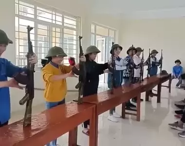 《越南高中軍訓課》拆解+組裝整把AK-47過程,這是必修科目也是國防教育的一環