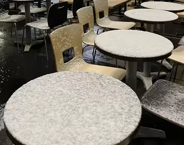 《設計失敗的京都車站》外面颳大雪裡面也積雪 京都人對這種慘狀早就習以為常