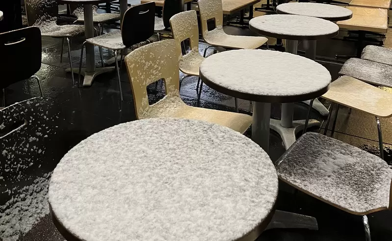 《設計失敗的京都車站》外面颳大雪裡面也積雪 京都人對這種慘狀早就習以為常 《設計失敗的京都車站》外面颳大雪裡面也積雪 京都人對這種慘狀早就習以為常