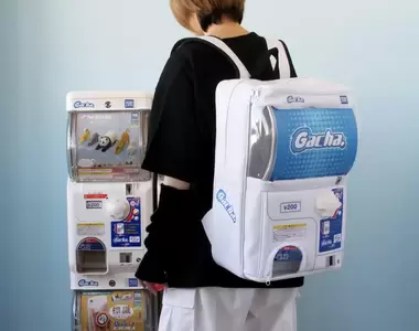 扭蛋狂必備《扭蛋機背包》看起來就像是揹著一台扭蛋機逛大街啊XD