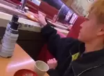 《日本迴轉壽司惡作劇頻傳》相信人性本善的營業模式走到極限了?人們直呼再也不敢吃 《日本迴轉壽司惡作劇頻傳》相信人性本善的營業模式走到極限了?人們直呼再也不敢吃