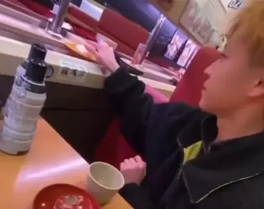 《日本迴轉壽司惡作劇頻傳》相信人性本善的營業模式走到極限了？人們直呼再也不敢吃