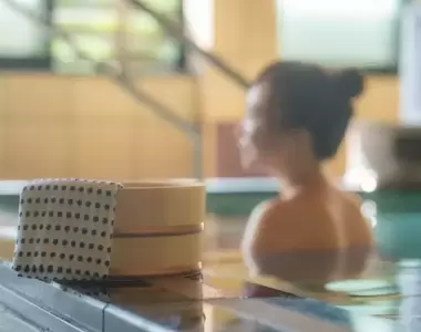 《63歲老母親去澡堂偷拍女生洗澡》被發現逮捕後表示是為了自己家裡蹲的兒子才犯案