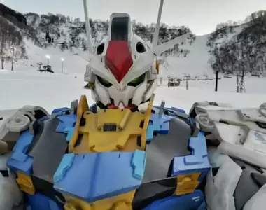 網友製作《風靈鋼彈服裝》整架機體用巧拼完成,還穿出去滑雪簡直帥爆全場
