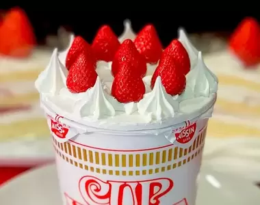 日清食品搞笑企劃《草莓蛋糕泡麵蓋》吃個泡麵感覺還有一種過生日的感覺XD