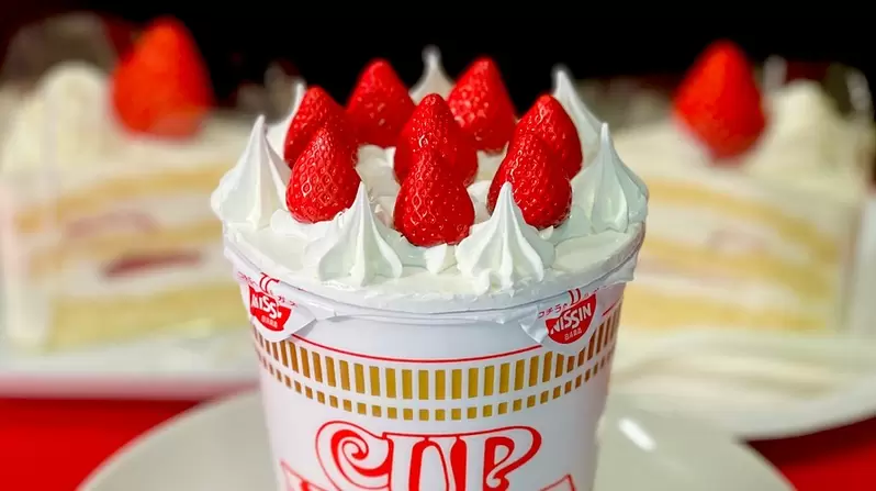 日清食品搞笑企劃《草莓蛋糕泡麵蓋》吃個泡麵感覺還有一種過生日的感覺XD