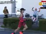 《馬拉松比賽放送事故》露奶頭大叔亂入搶鏡頭 全日本收看直播的觀眾都傻眼……