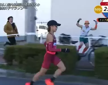 《馬拉松比賽放送事故》露奶頭大叔亂入搶鏡頭 全日本收看直播的觀眾都傻眼……
