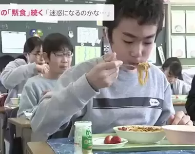 《孤獨的美食家世代》併桌聊天的文化回不來了?日本小學生依然獨自吃著營養午餐