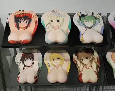 《閃亂神樂TEN展覽》等身大滑鼠墊展示區,這裡的佈置簡直就跟天堂一樣