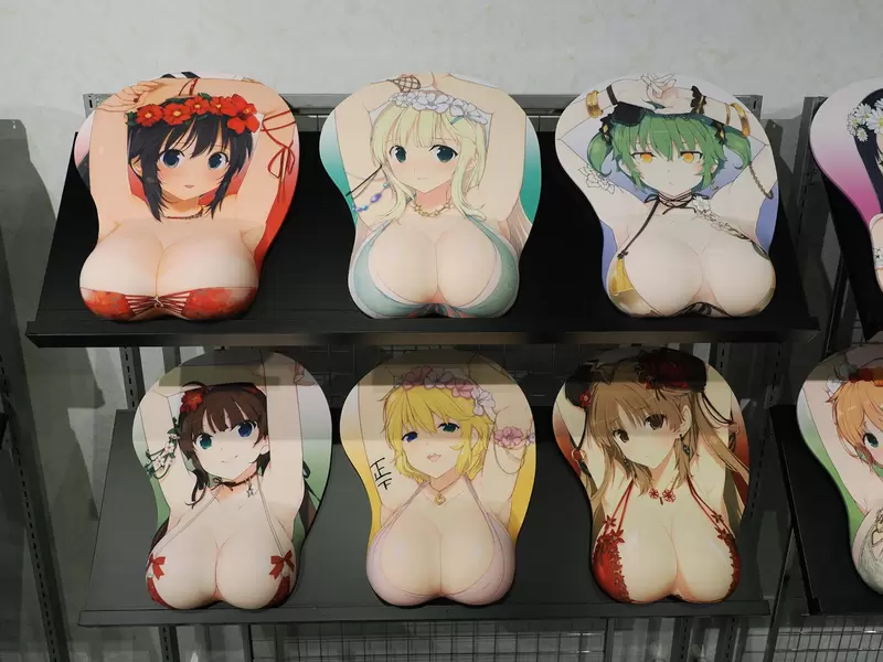 《閃亂神樂TEN展覽》等身大滑鼠墊展示區，這裡的佈置簡直就跟天堂一樣