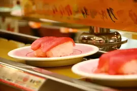 網友票選《吃迴轉壽司第一個會拿的餐點》鮭魚還是鮪魚？大家會選擇的是哪一種呢