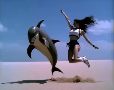 用AI生成的《80年代電影風格版最終幻想7》蒂法+海豚在沙漠中跳躍???