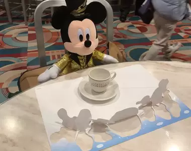 《迪士尼樂園面對顧客時的神對應》如果你把玩偶帶進餐桌,他們會貼心地附上一套餐具
