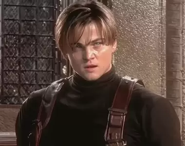 用AI生成的《90年代電影風格版惡靈古堡4》這個里昂是不是跟李奧納多有點像XD