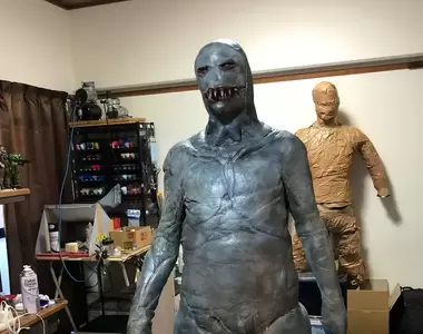 網友製作《惡靈古堡4 再生者服裝》精巧展現敵人外觀特徵,深怕下一步怪就會飛過來咬你