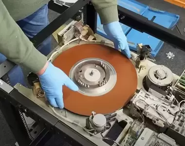 1970年代《10MB》硬碟的動手修復紀錄,清理磁頭、更換碟片…真正的DIY!