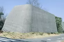 《日本奇葩設計咖啡廳》乍看以為是擋土牆或碉堡 誰想得到裡面藏著一家店？