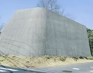 《日本奇葩設計咖啡廳》乍看以為是擋土牆或碉堡 誰想得到裡面藏著一家店？