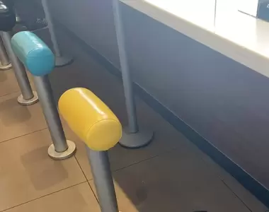 《東京麥當勞的爭議椅子》以舒適度來說算是爛設計 但卻是提高翻桌率的好設計？