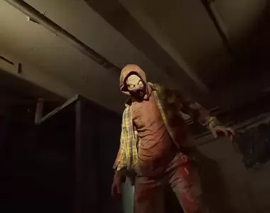 殭屍跑酷短片《HARDCORE ZOMBIES》所有你覺得該有的驚悚感這裡都有包含到，此外還加了不少搞笑的創意幽默橋段