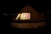 《宅宅帶投影機露營的結果》在帳內播動畫全被大家看光光 夜晚的氣氛瞬間破壞殆盡了