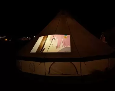 《宅宅帶投影機露營的結果》在帳內播動畫全被大家看光光 夜晚的氣氛瞬間破壞殆盡了