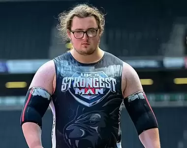 《英國最年輕大力士》20歲努力增重以及訓練，讓他以最年輕之姿獲得全國第六名