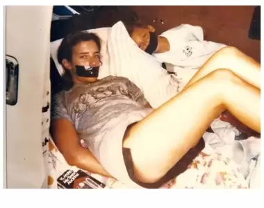 拍立得殺手?懸宕《35年神秘失蹤案》有辦法找到人嗎?被綁在一起的男孩又是誰呢?