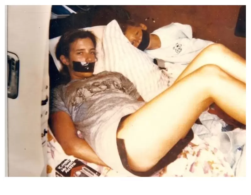 拍立得殺手？懸宕《35年神秘失蹤案》有辦法找到人嗎？被綁在一起的男孩又是誰呢？