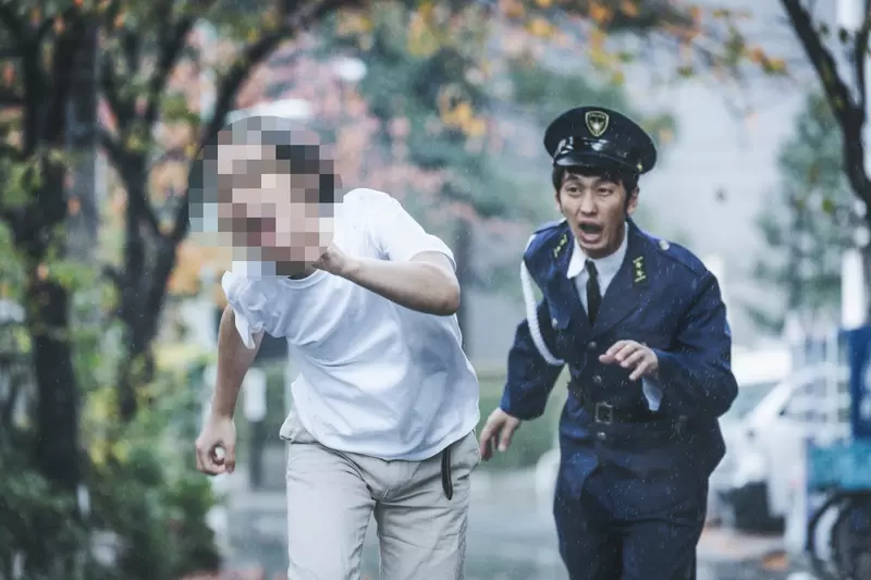 搞笑表演《美日警察對比》一邊給人的感覺超盧,另一邊則是一言不合就開槍WTF 搞笑表演《美日警察對比》一邊給人的感覺超盧,另一邊則是一言不合就開槍WTF
