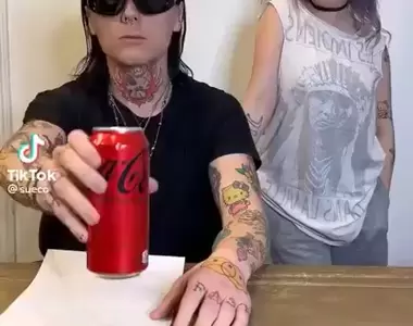 1800萬次觀看《16秒教你看透魔術手法》現在要壓扁一罐汽水，你知道我是怎麼辦到的嘛(拍)