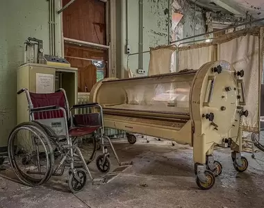 廢墟探險家前進《法國廢棄太平間》找到遺棄的心臟標本,聞過那個氣味大概一輩子都忘不掉