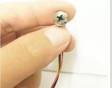 網友分享《車站女廁的螺絲盜攝鏡頭》當你看到一面牆壁特別不牢固時...就要注意囉