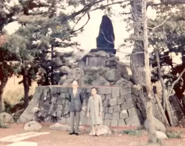《神秘石碑大搜索》50年前祖父母在哪裡拍的照？日本網友集思廣益結局超感動