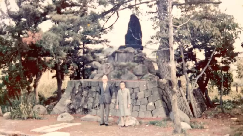 《神秘石碑大搜索》50年前祖父母在哪裡拍的照？日本網友集思廣益結局超感動