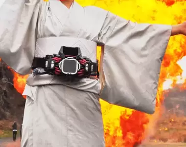 《擔心沒有遺照可用的宅宅》拍了特攝爆破照備用 要找一張上得了台面的照片好困難