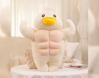 《肌肉鴨鴨抱枕》結實的胸膛外加好摸的觸感，讓你無論抱著躺著都有安全感