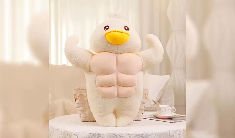 《肌肉鴨鴨抱枕》結實的胸膛外加好摸的觸感,讓你無論抱著躺著都有安全感 《肌肉鴨鴨抱枕》結實的胸膛外加好摸的觸感,讓你無論抱著躺著都有安全感