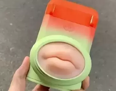 一人一台不寂寞！《接吻神器》克服異地戀，3D矽膠唇搭配APP，隨時來一下、保持熱戀！