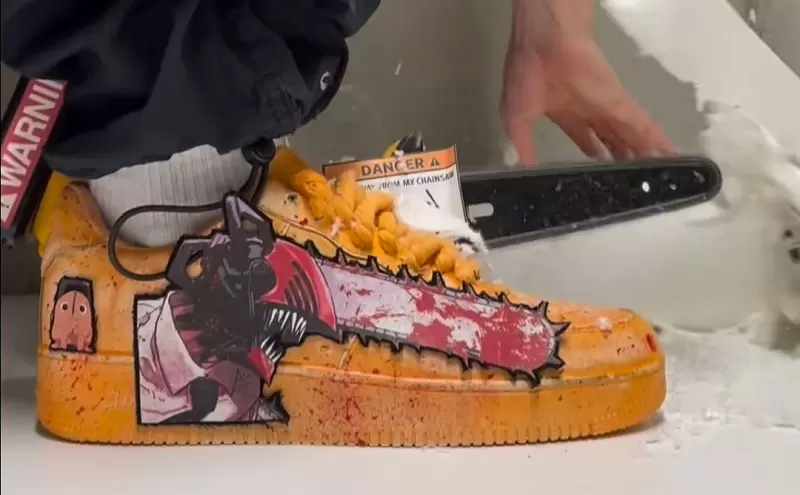 【有片】神人特製《鏈鋸人&血之魔人鞋》注意看這雙Nike AF-1太狠了,鞋上的電鋸竟然是真的?! 【有片】神人特製《鏈鋸人&血之魔人鞋》注意看這雙Nike AF-1太狠了,鞋上的電鋸竟然是真的?!