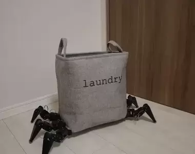 《會走路的洗衣籃》將盥洗用品與六腳足型機器人做個結合，擺在家怎麼有種毛骨悚然的感覺XD