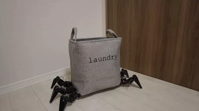 《會走路的洗衣籃》將盥洗用品與六腳足型機器人做個結合，擺在家怎麼有種毛骨悚然的感覺XD