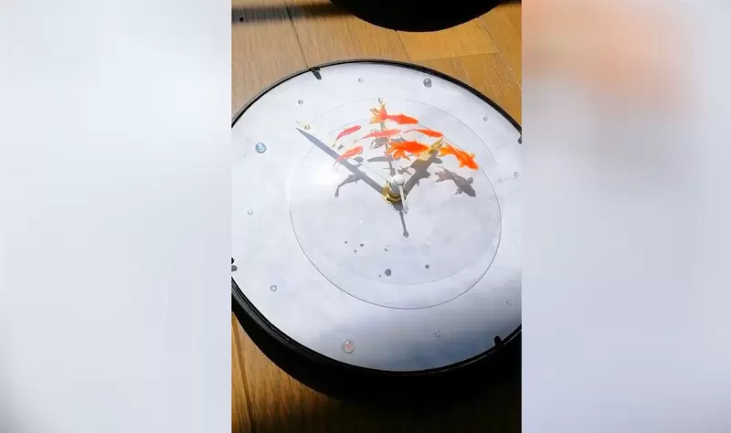 達人手做《剪紙造型金魚時鐘》隨著秒針轉動就像魚兒在水中游泳一樣