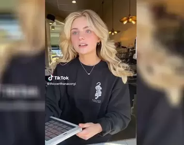 《爆紅女咖啡店員》有著像是迪士尼公主般的漂亮顏值,近期人氣極高的網路正妹