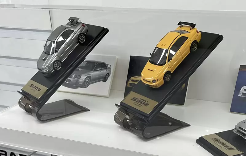 《手機架的創意用法》展示汽車模型超方便 輕輕鬆鬆為收藏品擺脫死板印象 《手機架的創意用法》展示汽車模型超方便 輕輕鬆鬆為收藏品擺脫死板印象