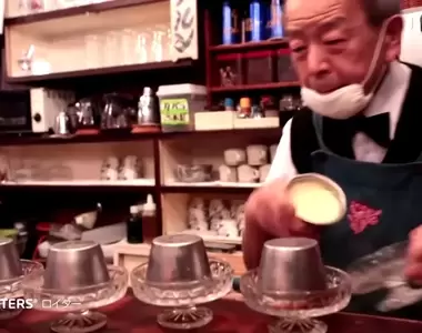 《日本東京爆紅咖啡廳》外國網友們口耳相傳 觀光客遠道而來就為了看老闆做布丁 