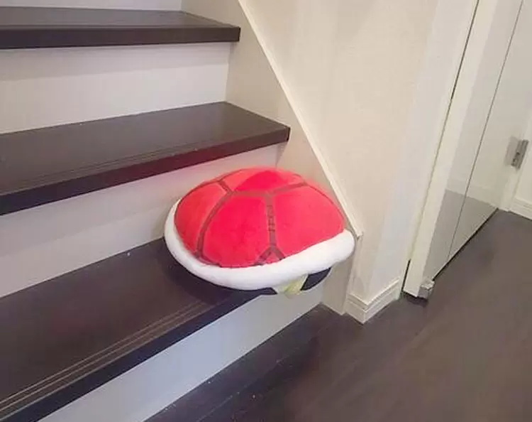 《放在樓梯間的龜殼》如果你一眼就知道什麼梗，那恭喜你已經暴露年紀了喔XD