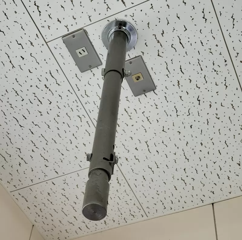 《教室角落的神秘物體》這根棒子有什麼作用?日本網友們一本正經胡說八道起來了 《教室角落的神秘物體》這根棒子有什麼作用?日本網友們一本正經胡說八道起來了